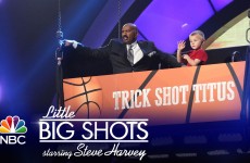 Čtyřletý basketbalista dává koše z velké vzdálenosti jak profesionál