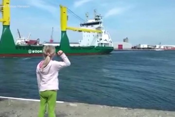 Holčička chtěla slyšet zatroubit nákladní loď. Dočkala se, ale nadšená nebyla
